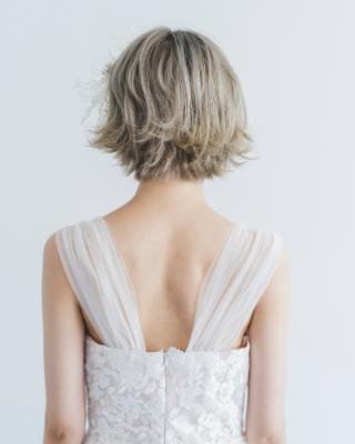 女性の後ろ姿の写真